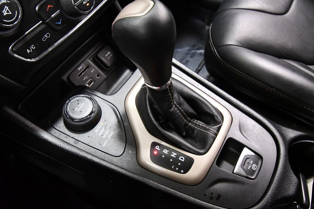 Used 2017 Jeep Cherokee Limited image 26