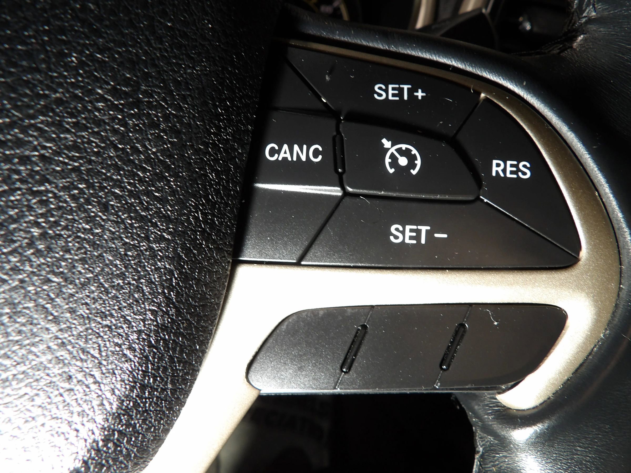 Used 2014 Jeep Cherokee Latitude w/ Comfort/Convenience Group AWD/4WD image 22