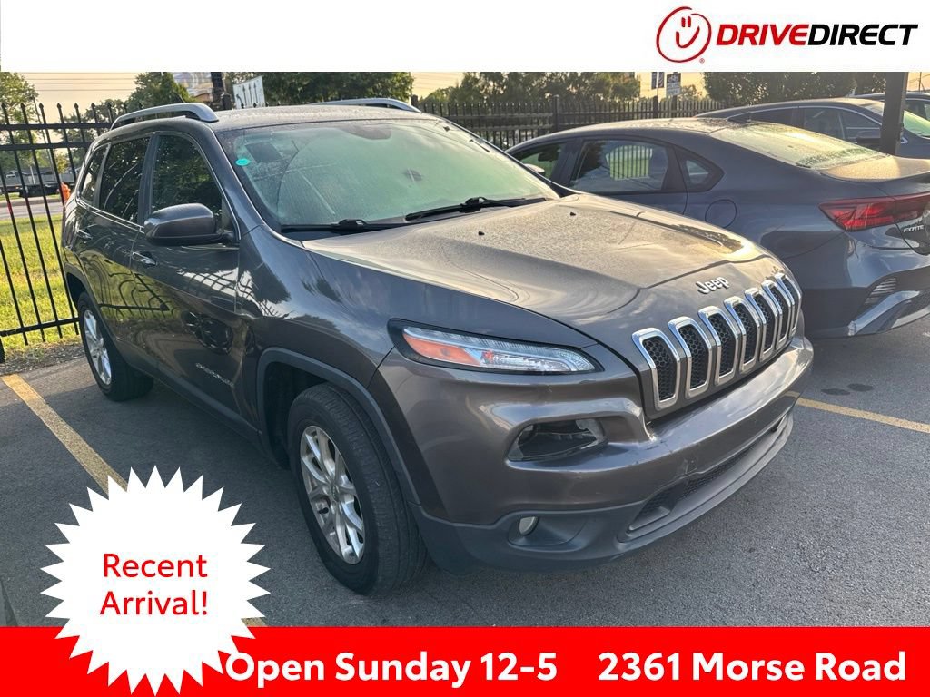 Used 2018 Jeep Cherokee Latitude Plus w/ Cold Weather Group AWD/4WD image 1