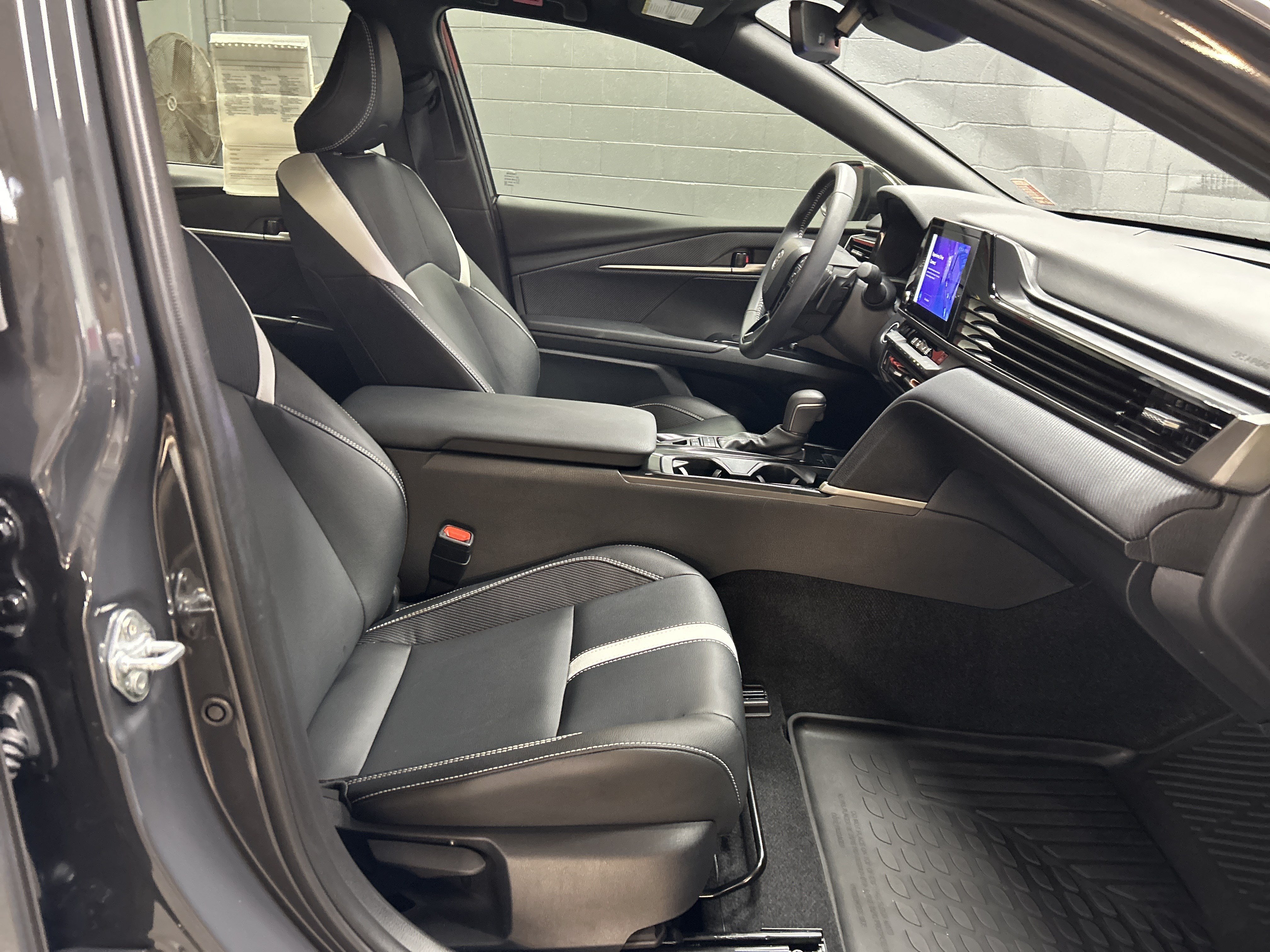 Used 2025 Toyota Camry SE w/ Convenience Package FWD image 32