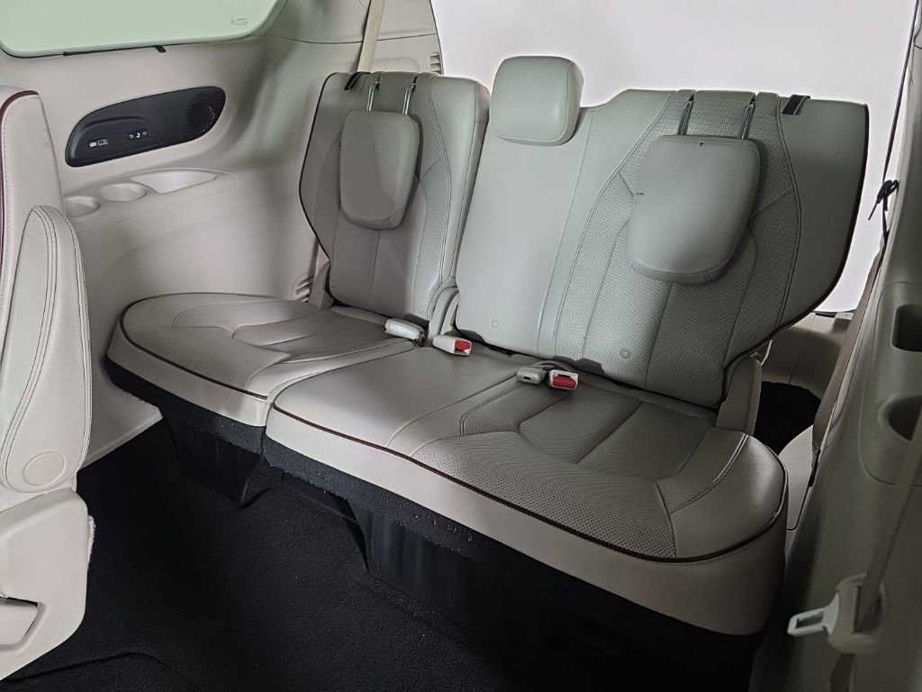 Used 2017 Chrysler Pacifica Limited image 33