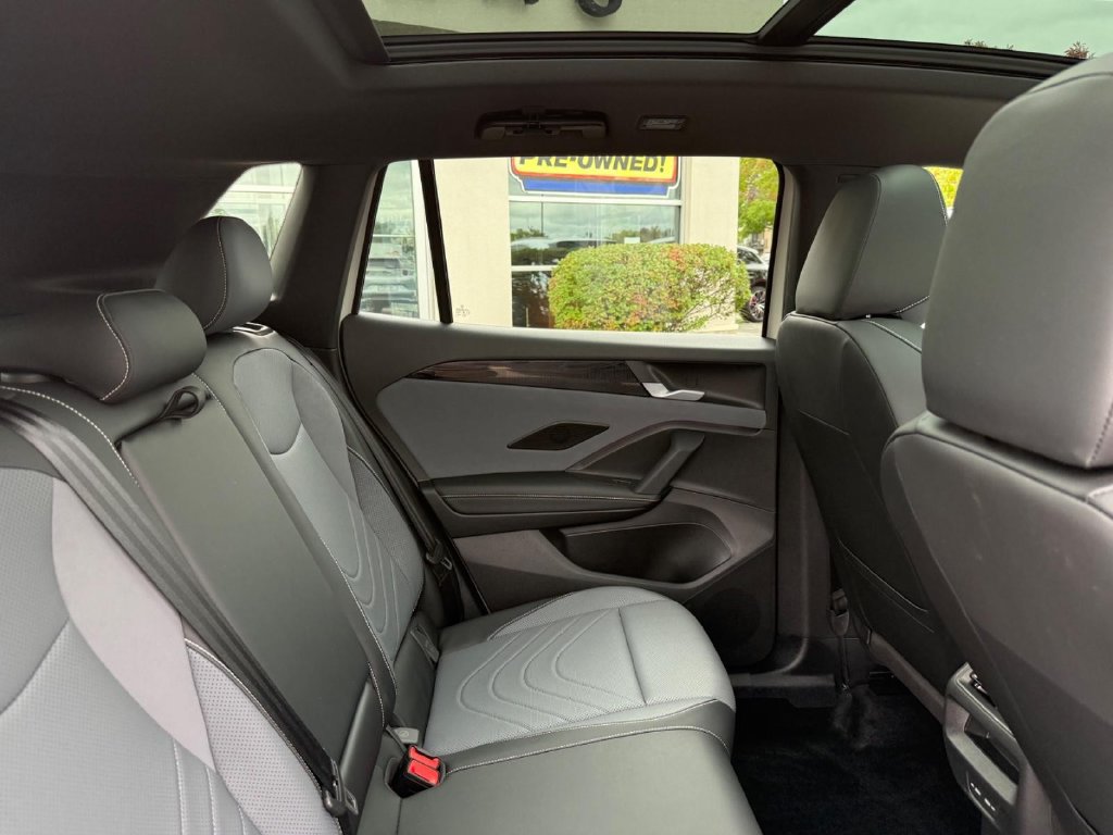 Used 2025 Volkswagen Tiguan SE R-Line AWD/4WD image 10
