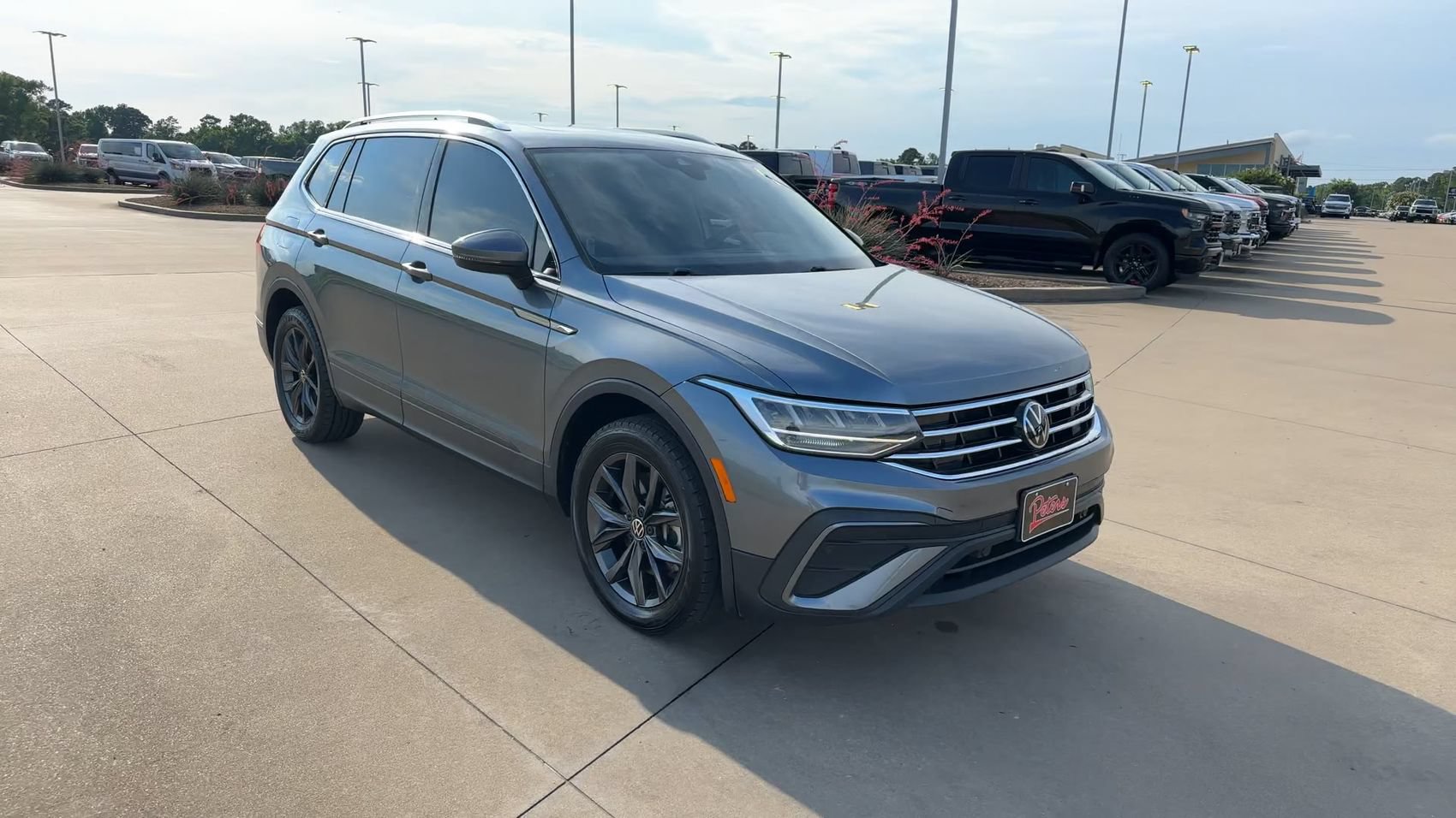 Used 2023 Volkswagen Tiguan SE FWD image 3