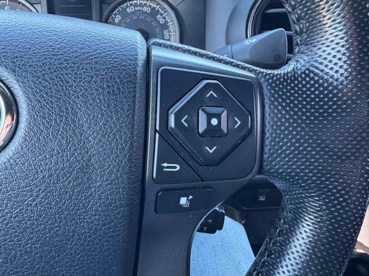 Used 2016 Toyota Tacoma TRD Sport image 25