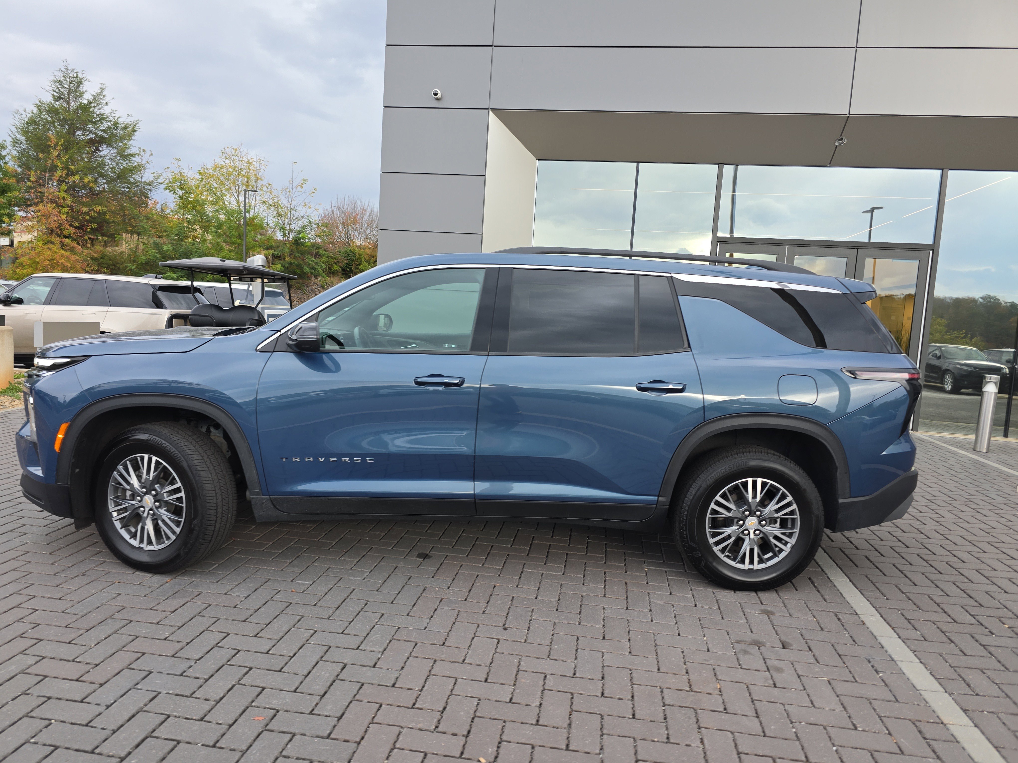 Used 2025 Chevrolet Traverse LT image 10