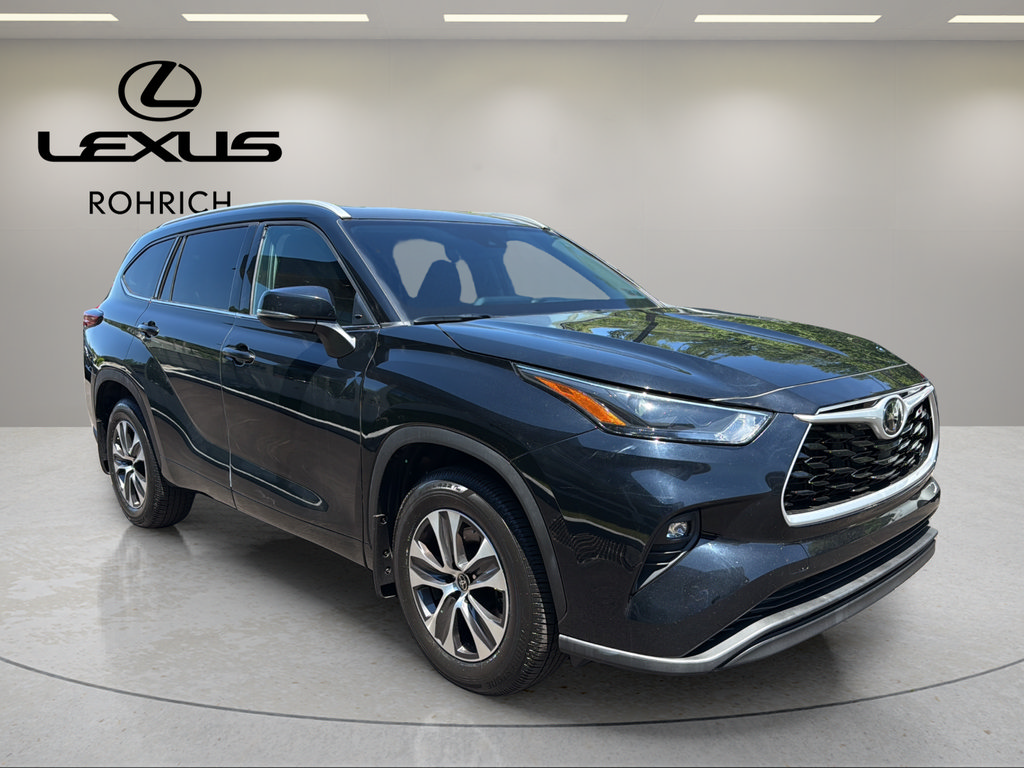 Used 2022 Toyota Highlander XLE AWD/4WD image 4
