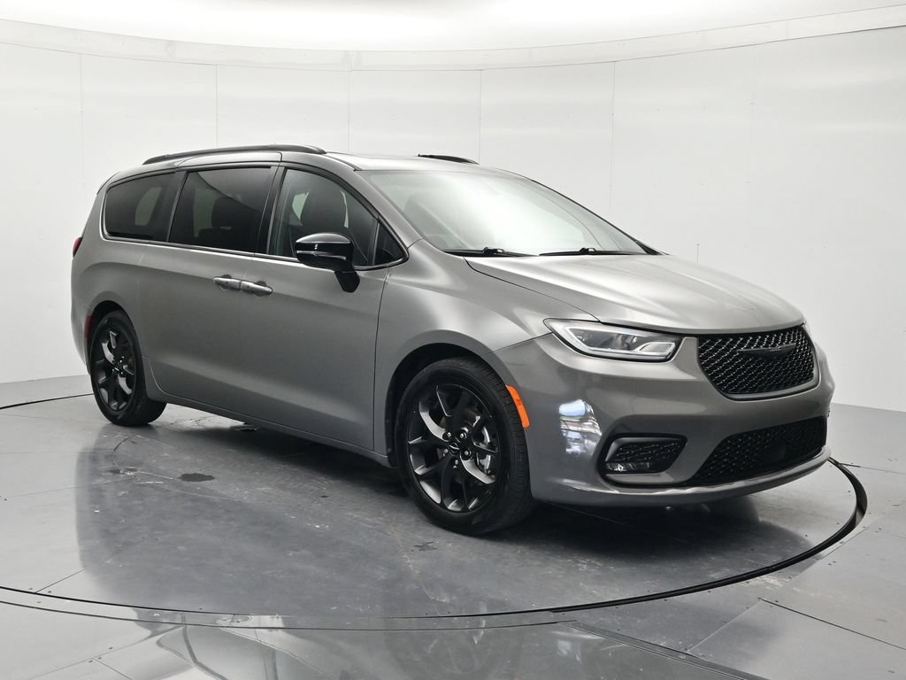 Used 2025 Chrysler Pacifica Limited FWD image 3