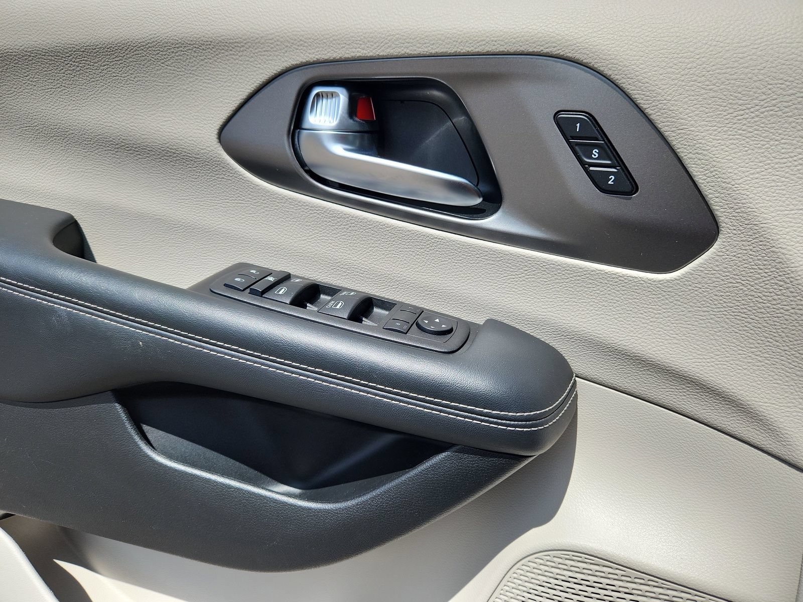 Used 2023 Chrysler Pacifica Touring-L FWD image 9