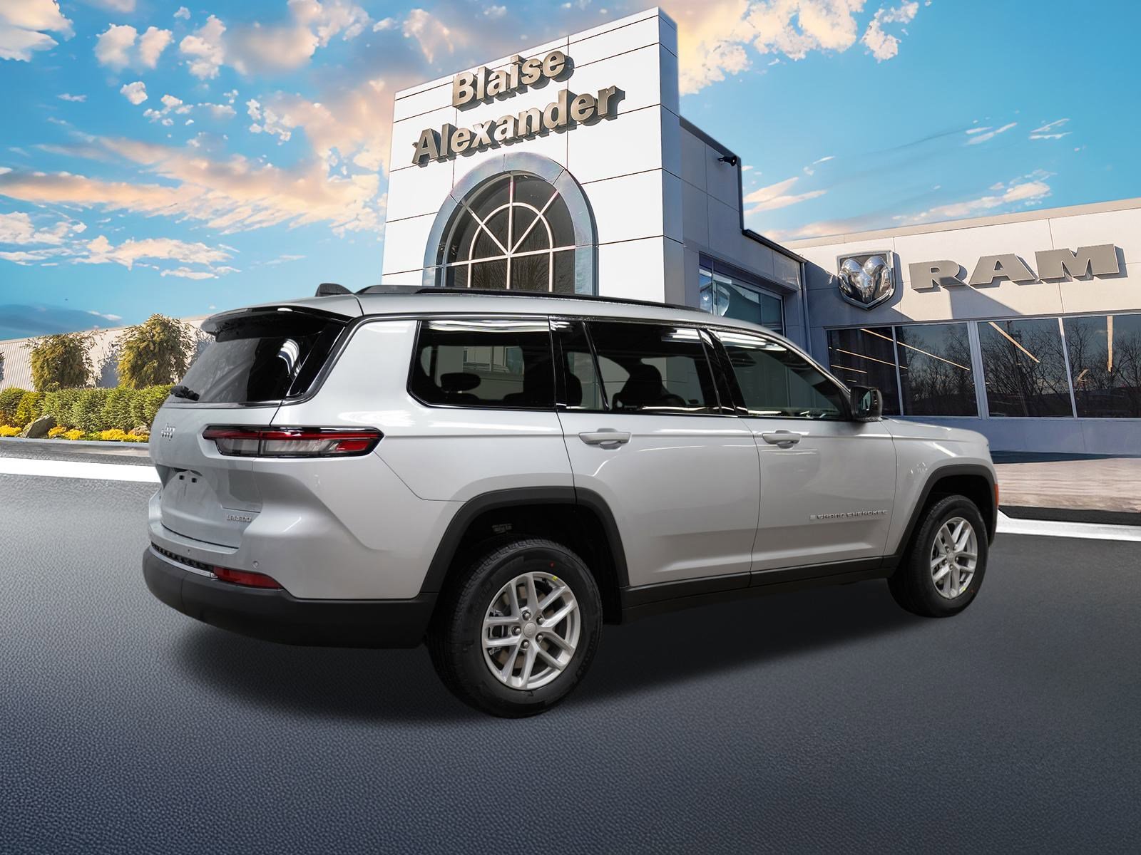 New 2026 Jeep Grand Cherokee L Laredo image 3