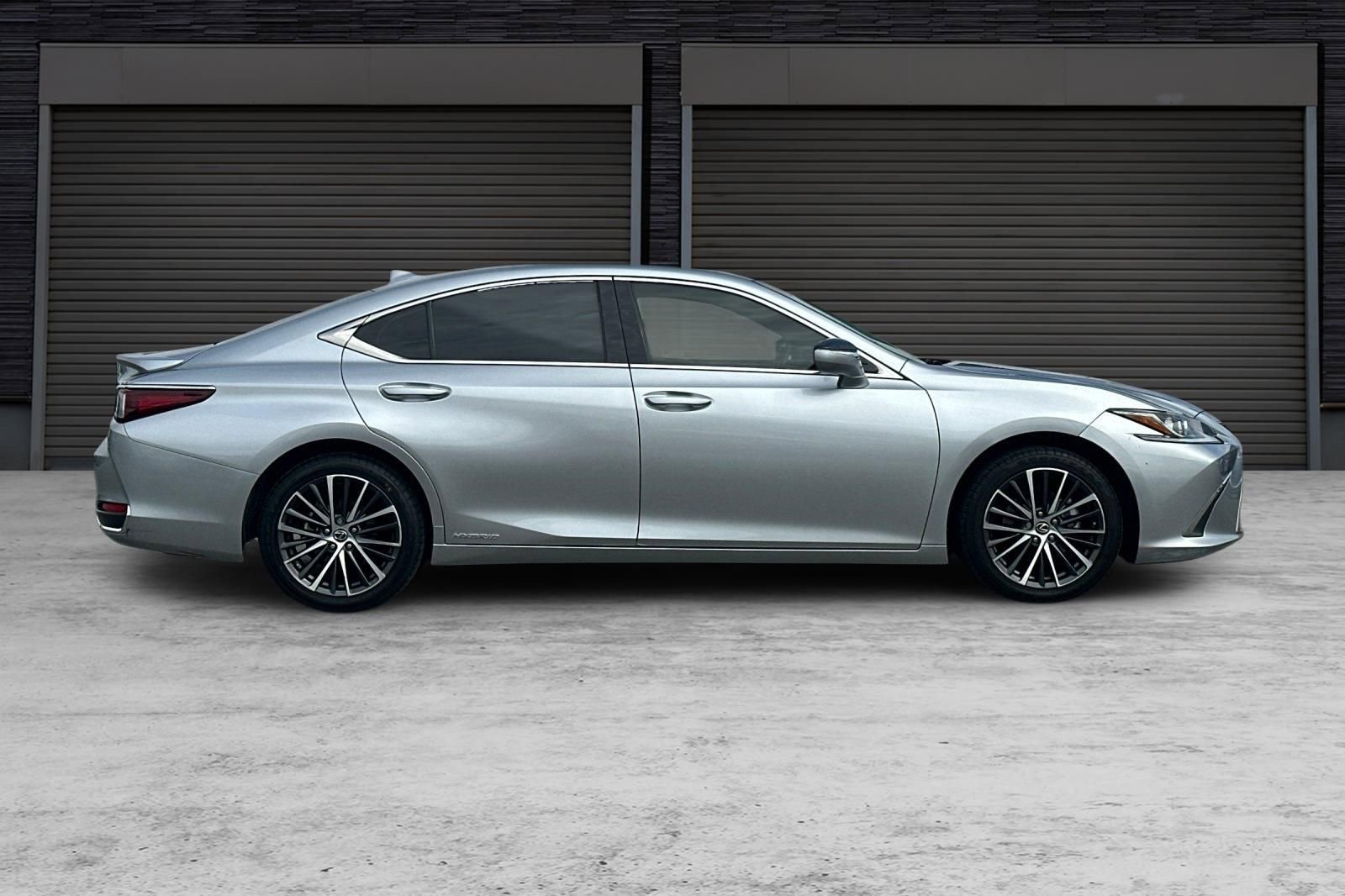 Used 2022 Lexus ES 300h w/ Premium Package FWD image 3