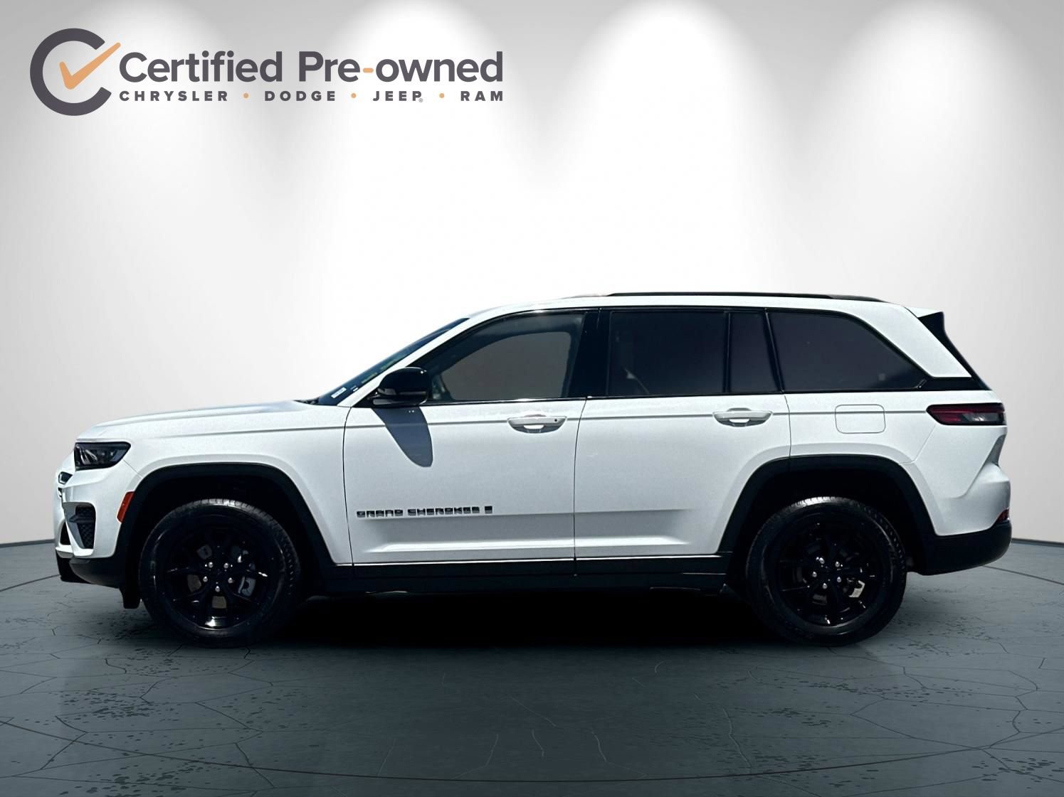 Used 2024 Jeep Grand Cherokee Altitude AWD/4WD image 7