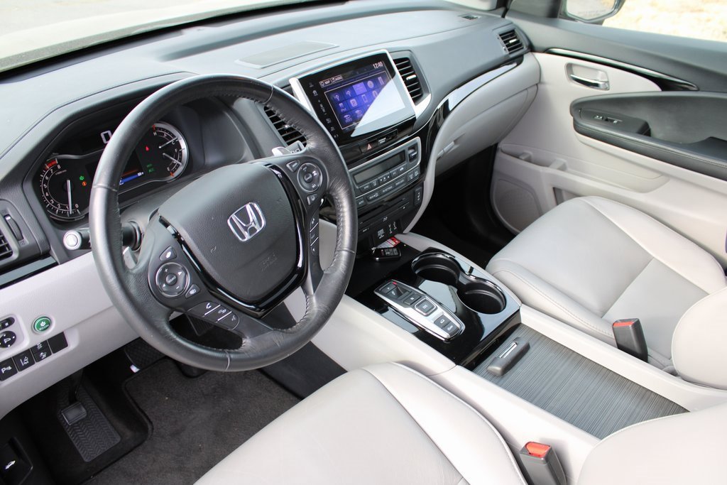 Used 2017 Honda Pilot Touring image 2