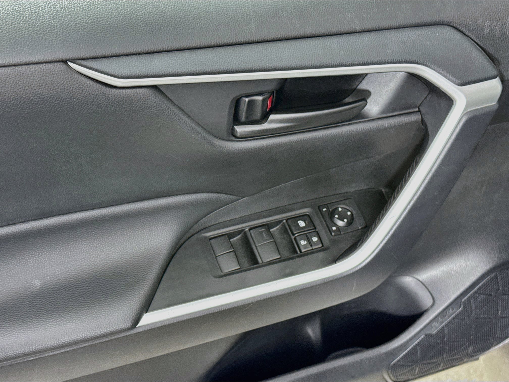 Certified 2025 Toyota RAV4 LE AWD/4WD image 17
