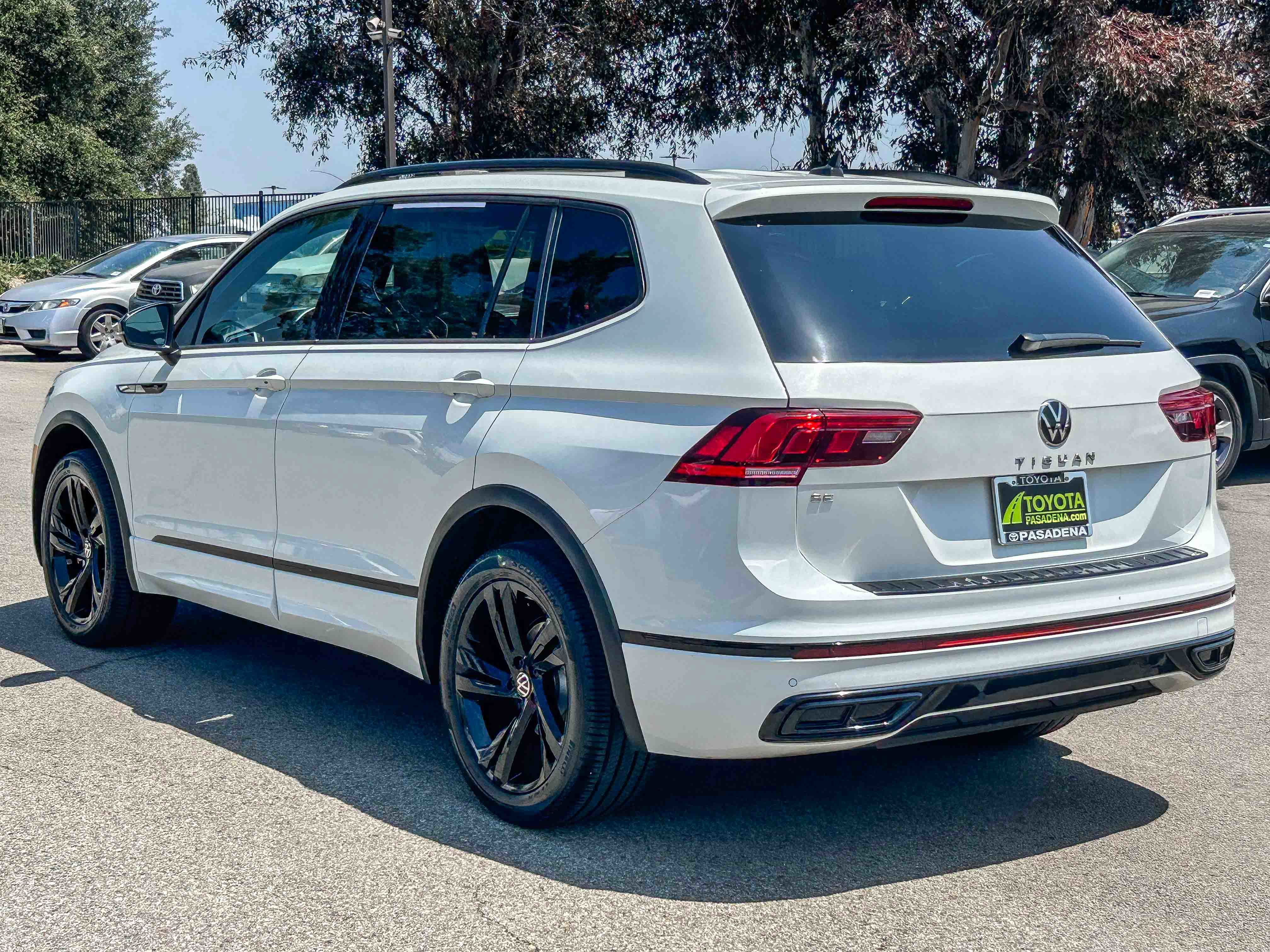 Used 2023 Volkswagen Tiguan SE R-Line FWD image 8