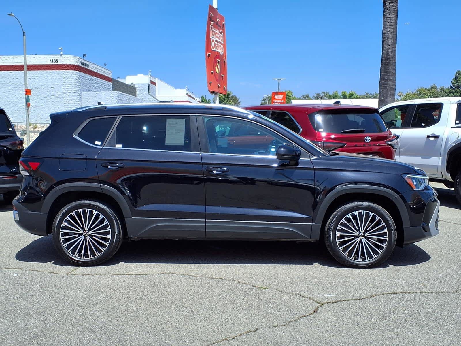 Used 2025 Volkswagen Taos SE FWD image 3
