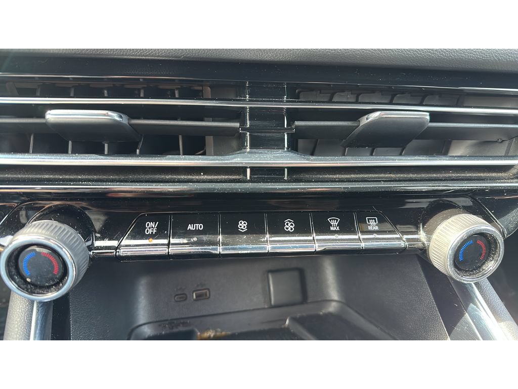Used 2024 Chevrolet Traverse LT AWD/4WD image 16