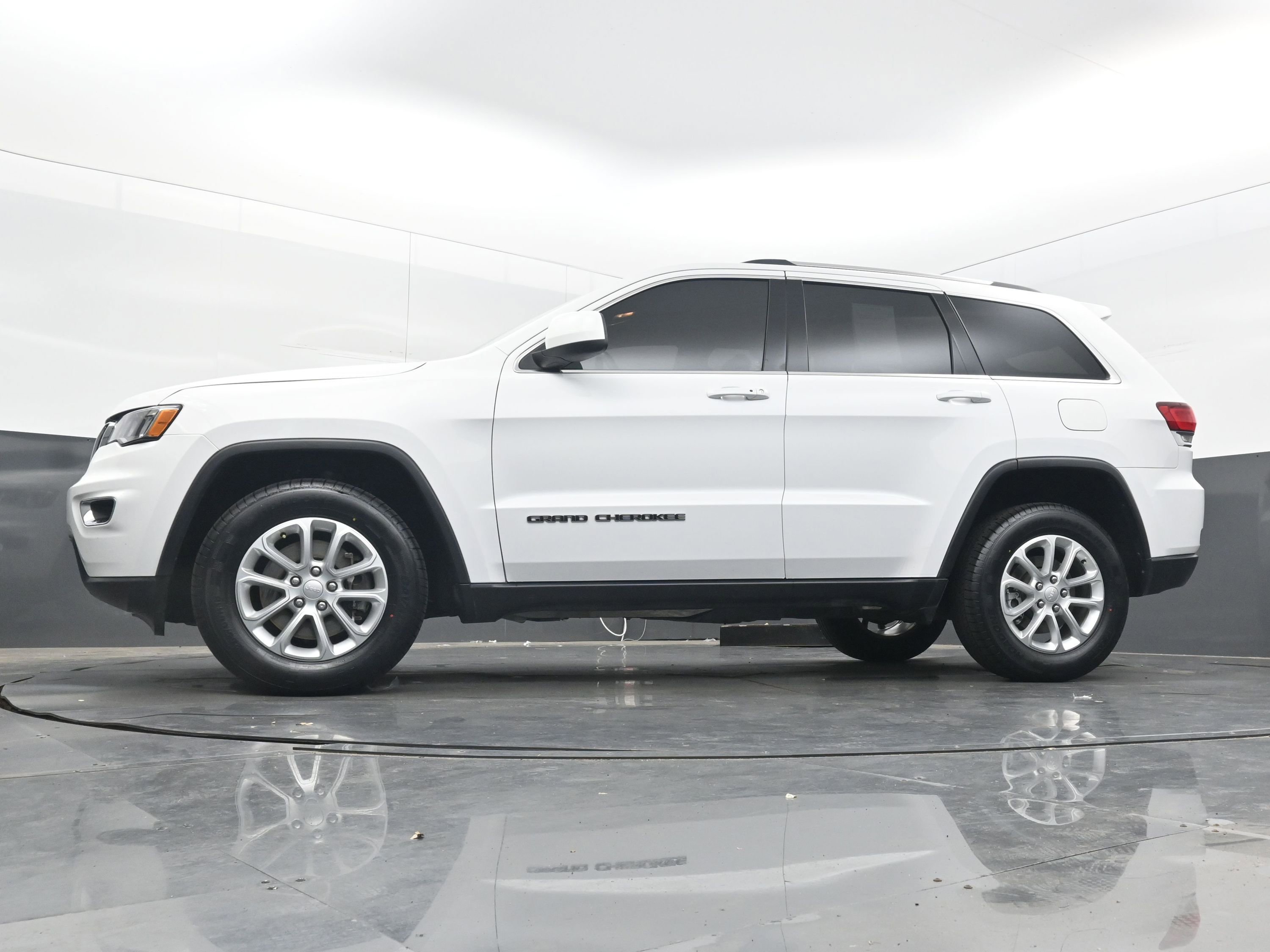 Used 2021 Jeep Grand Cherokee Laredo image 25