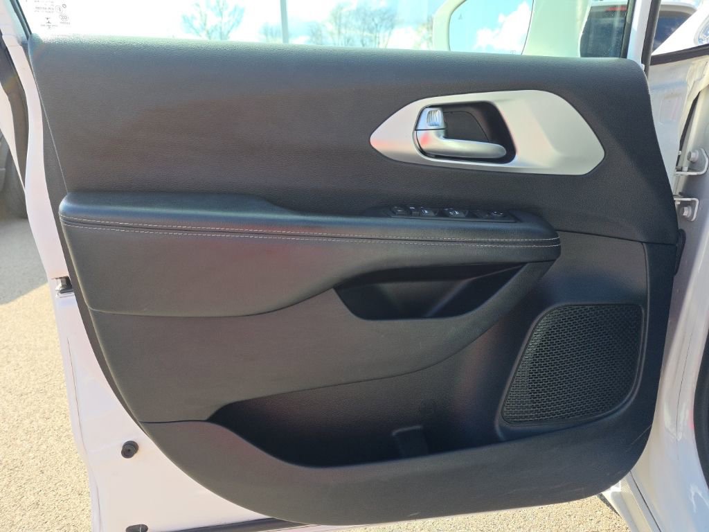 Used 2018 Chrysler Pacifica Touring-L w/ Premium Audio Group image 15