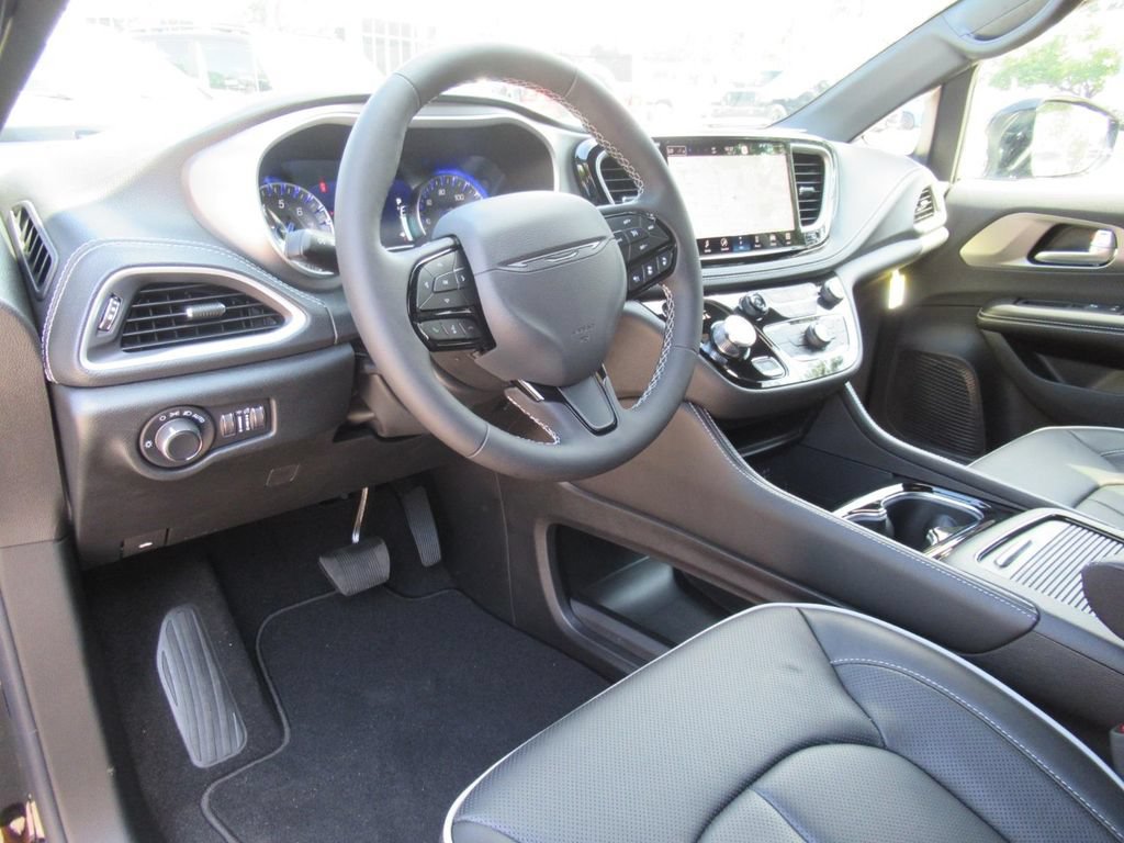 New 2027 Chrysler Pacifica Limited FWD image 19