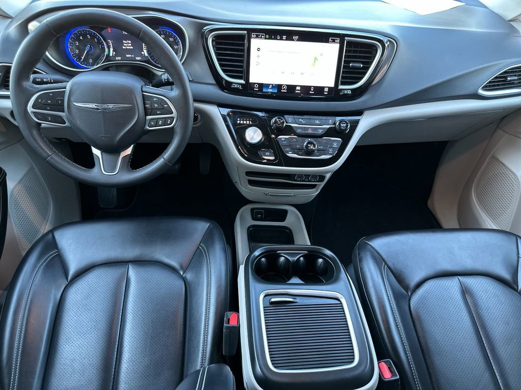 Used 2023 Chrysler Pacifica Touring-L image 13