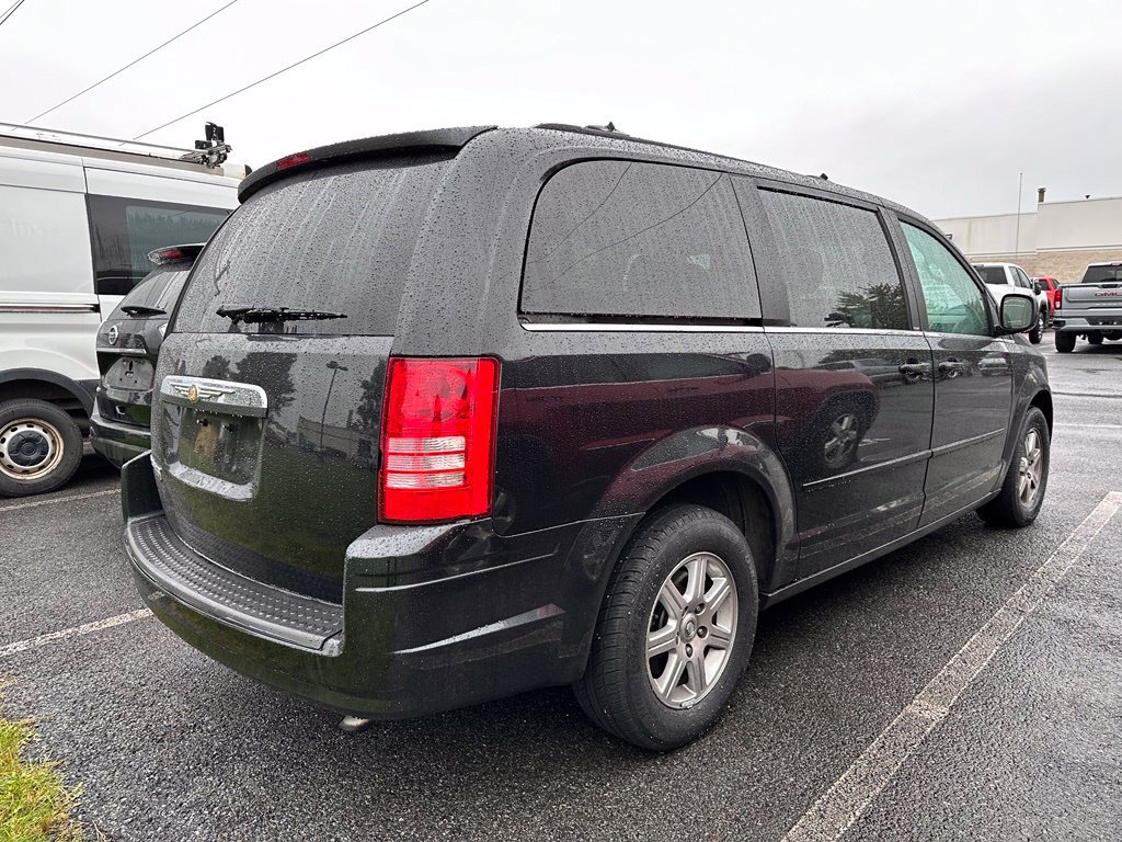 Used 2008 Chrysler Town & Country Touring FWD image 4
