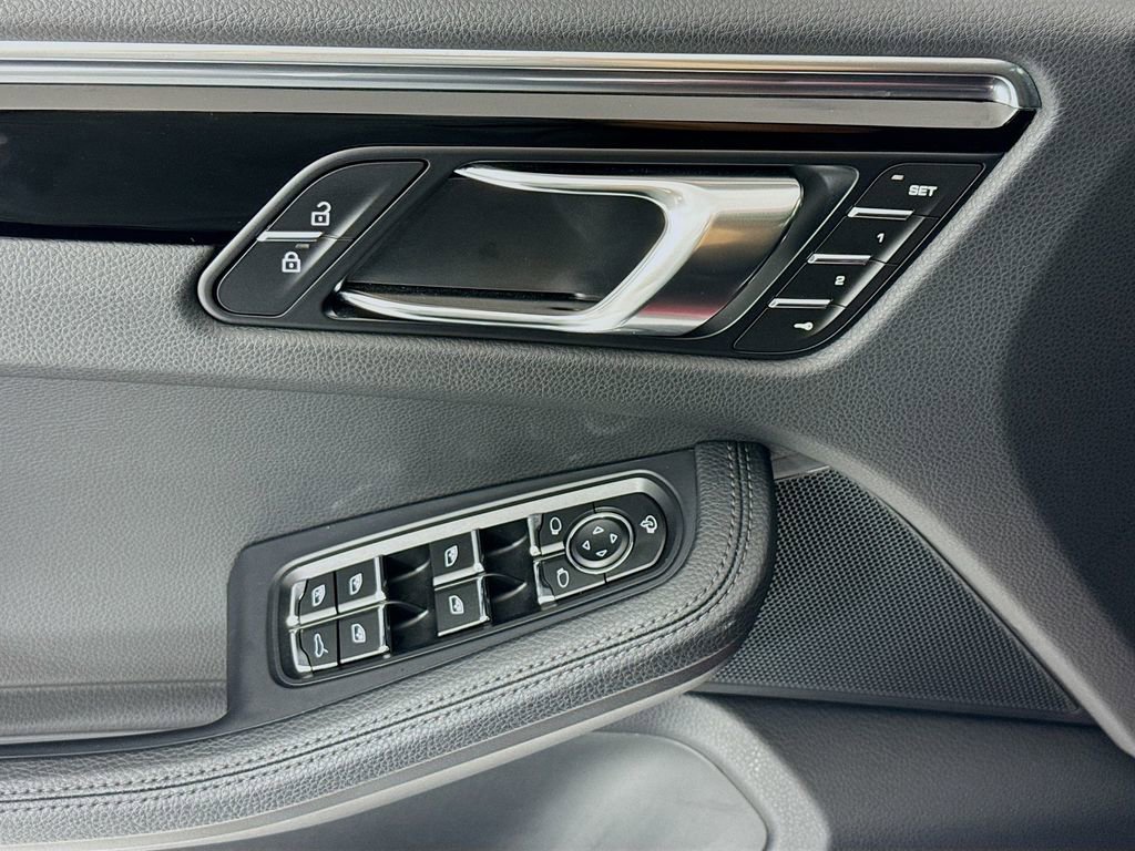 Certified 2025 Porsche Macan AWD/4WD image 11