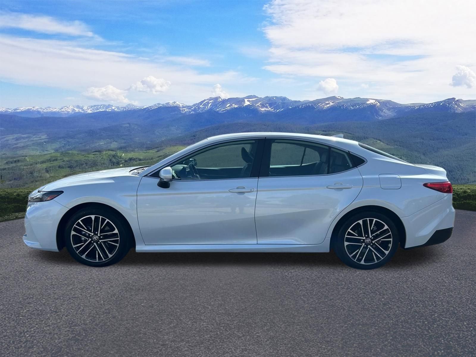 Used 2025 Toyota Camry XLE image 2