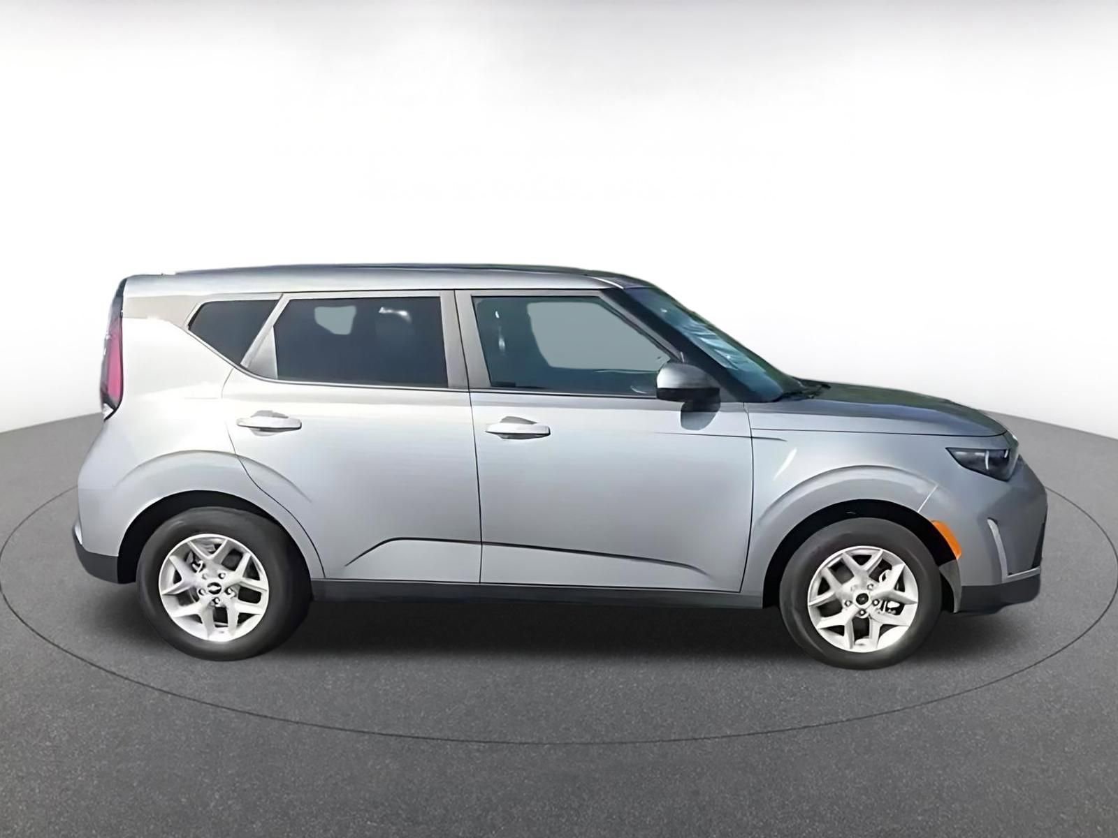 Used 2025 Kia Soul LX w/ LX Technology Package FWD image 16