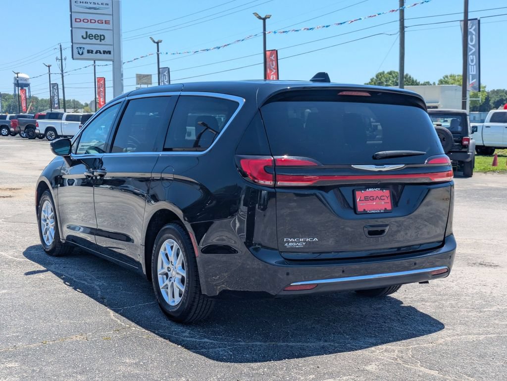 Used 2023 Chrysler Pacifica Touring-L FWD image 5