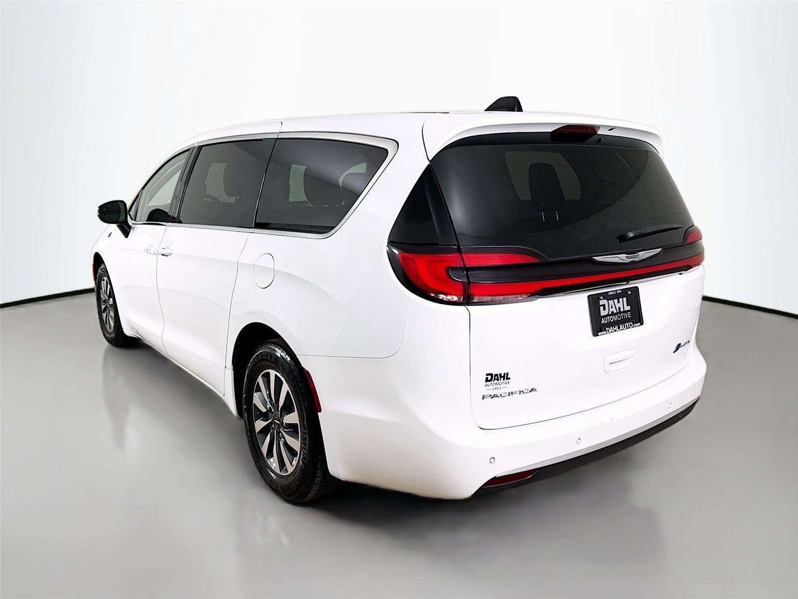 Used 2023 Chrysler Pacifica Touring-L image 10