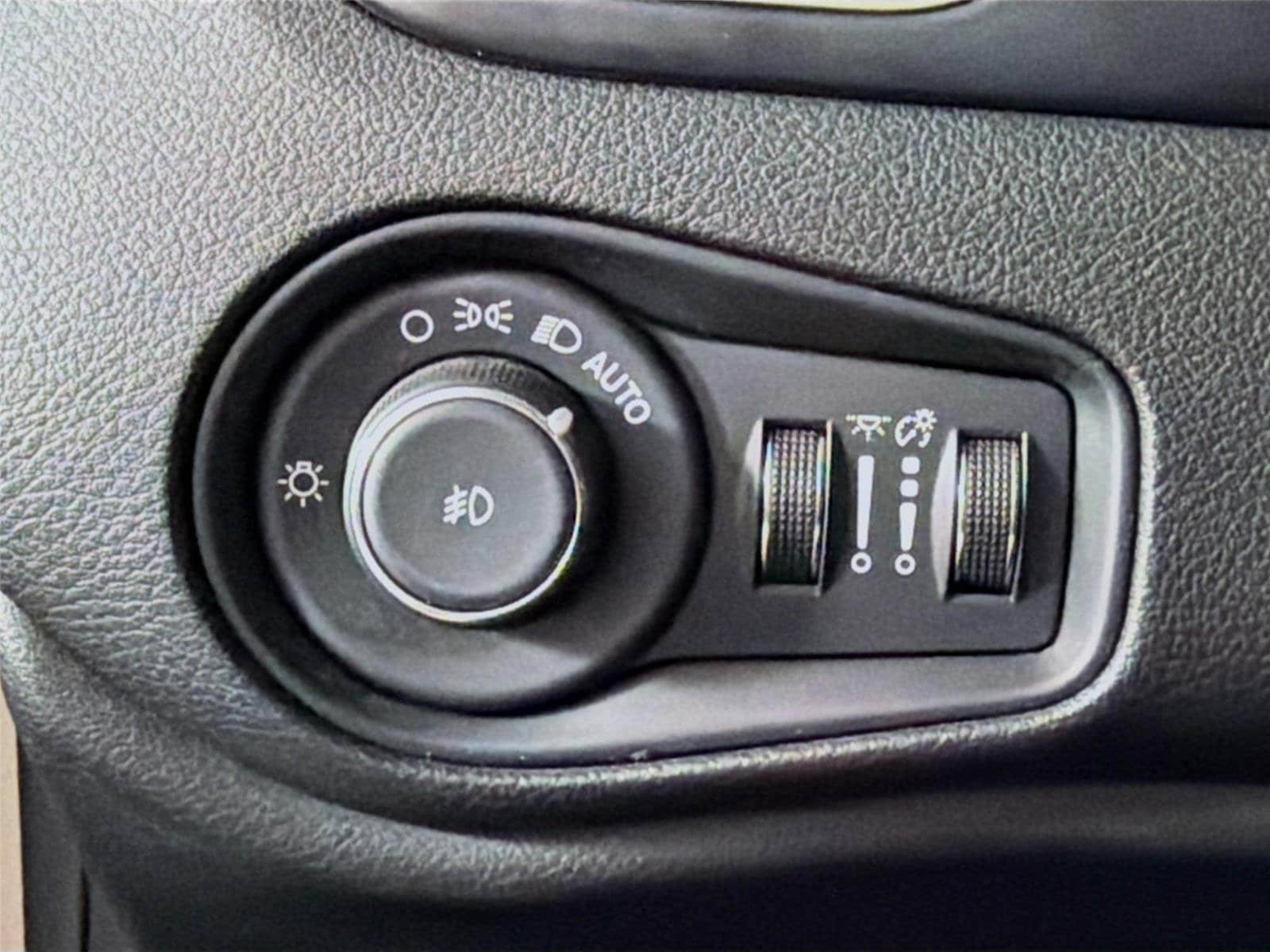 Used 2015 Jeep Renegade Latitude FWD image 10
