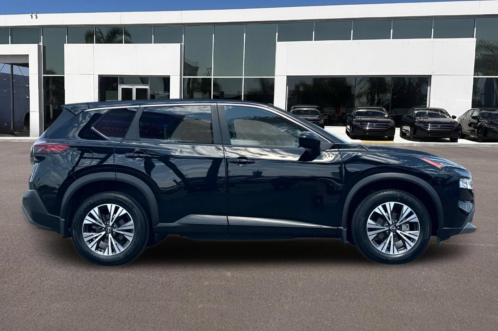 Used 2023 Nissan Rogue SV FWD image 2
