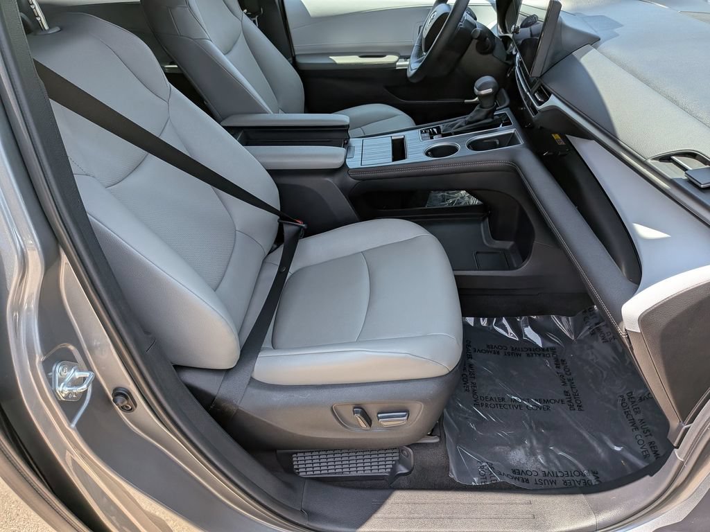 Used 2026 Toyota Sienna XLE FWD image 35