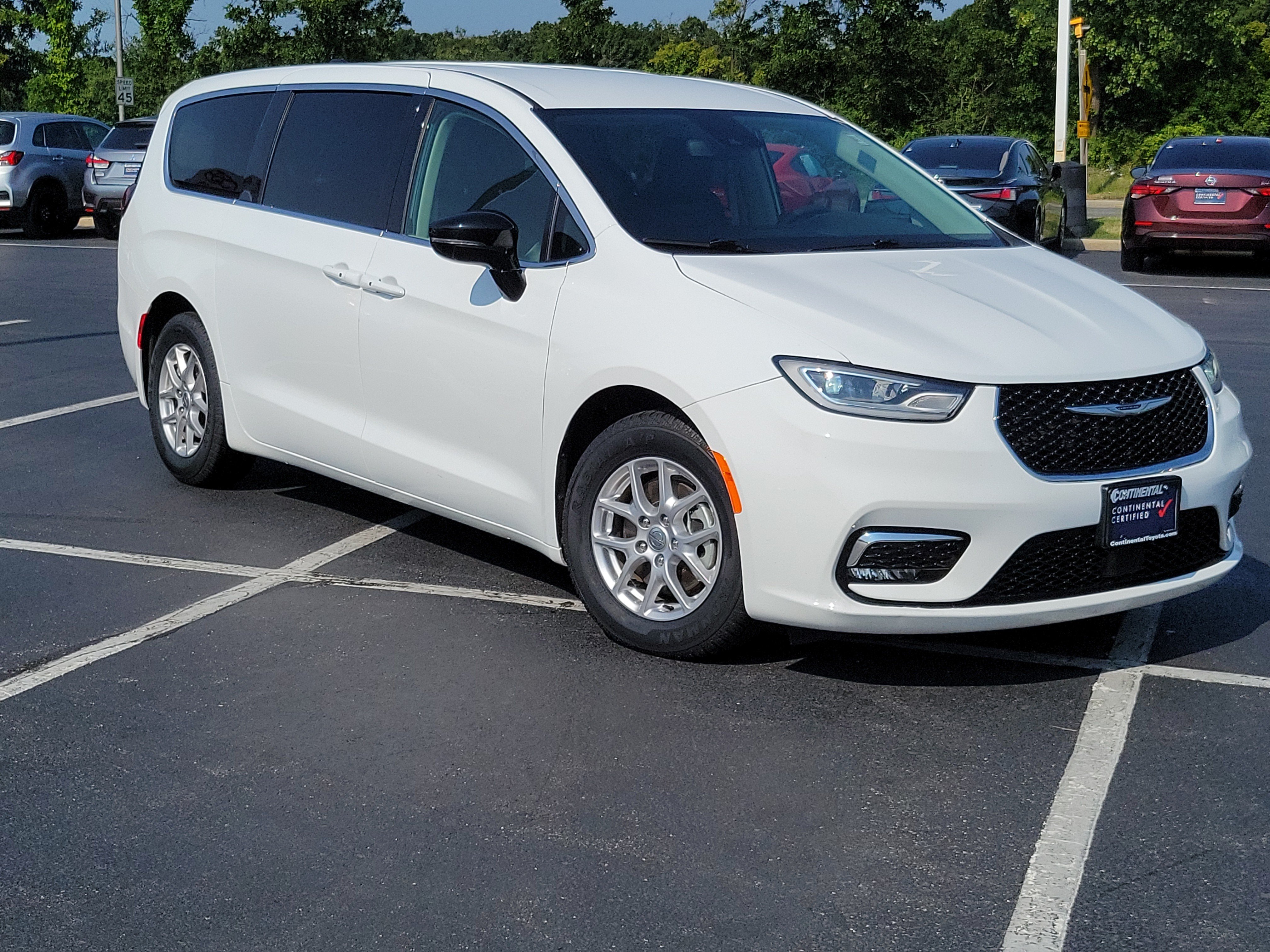 Used 2024 Chrysler Pacifica Touring-L FWD image 32