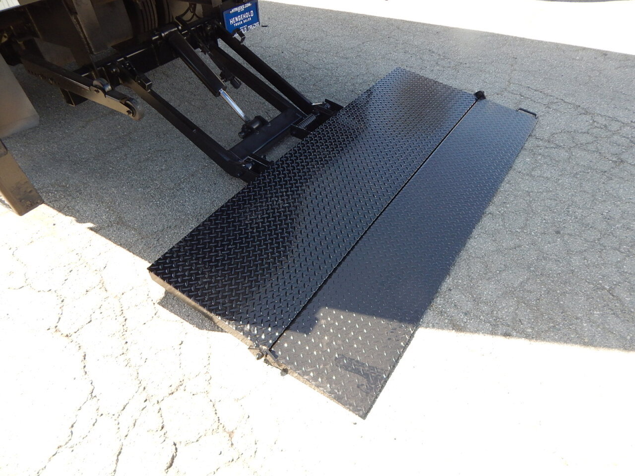 Used 2021 Isuzu NPR RWD image 12