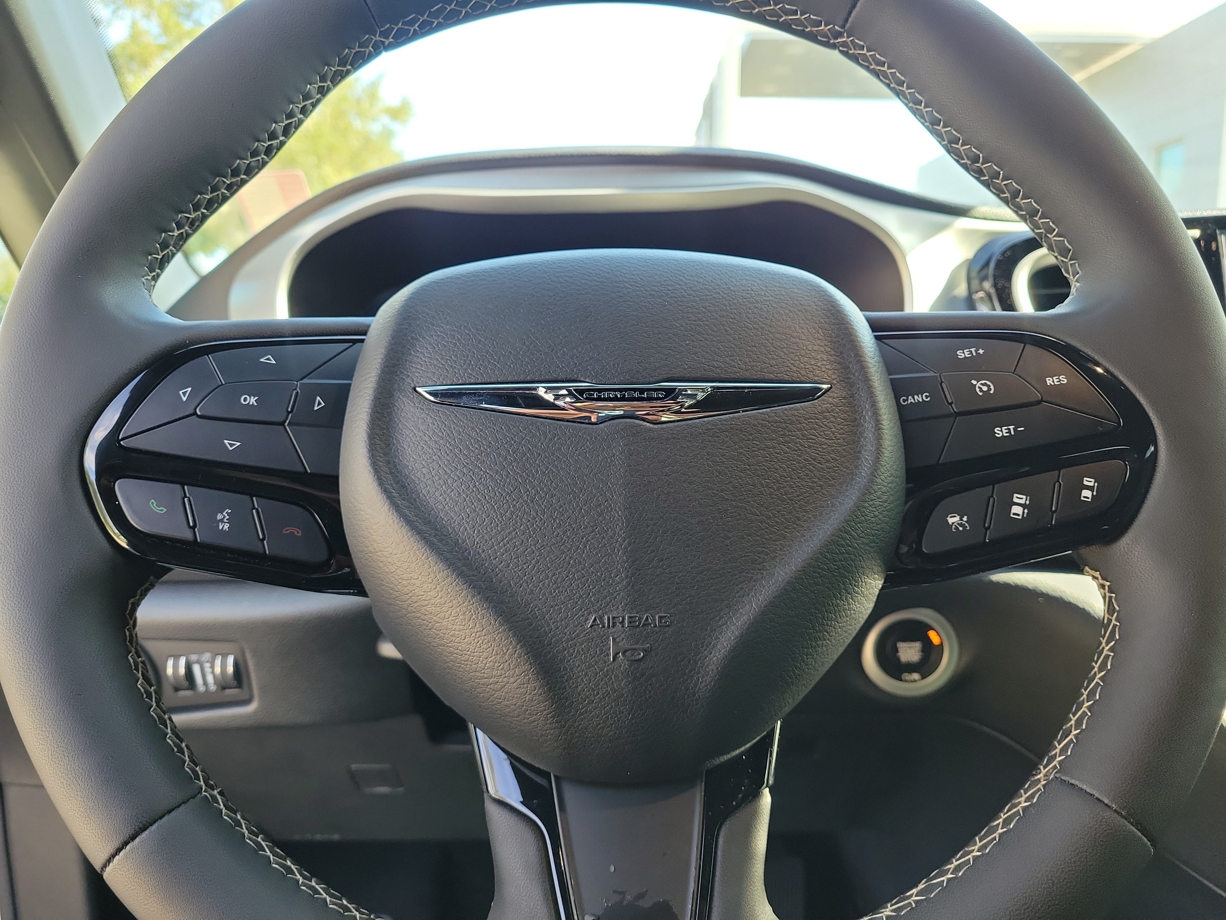 Used 2024 Chrysler Pacifica Limited FWD image 16