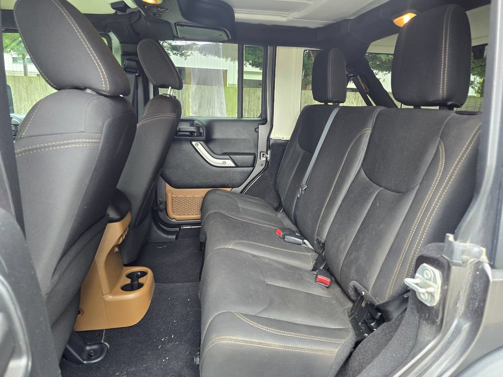 Used 2017 Jeep Wrangler Unlimited Rubicon w/ Connectivity Group AWD/4WD image 24