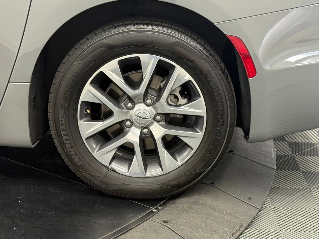 Used 2022 Chrysler Pacifica Pinnacle FWD image 16