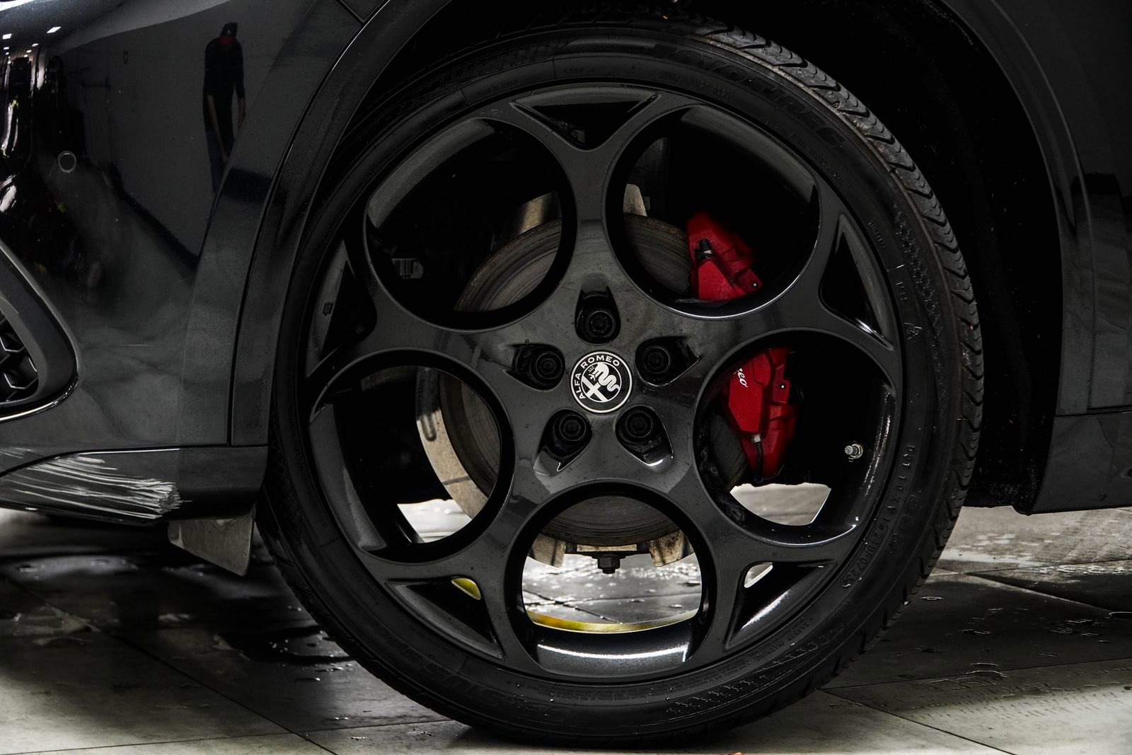 Used 2023 Alfa Romeo Stelvio Veloce AWD/4WD image 3