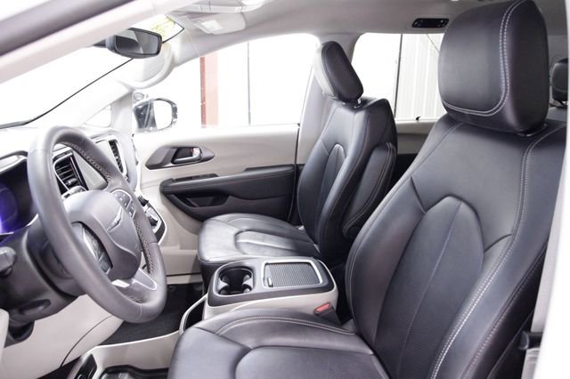 Used 2024 Chrysler Pacifica Touring-L image 16
