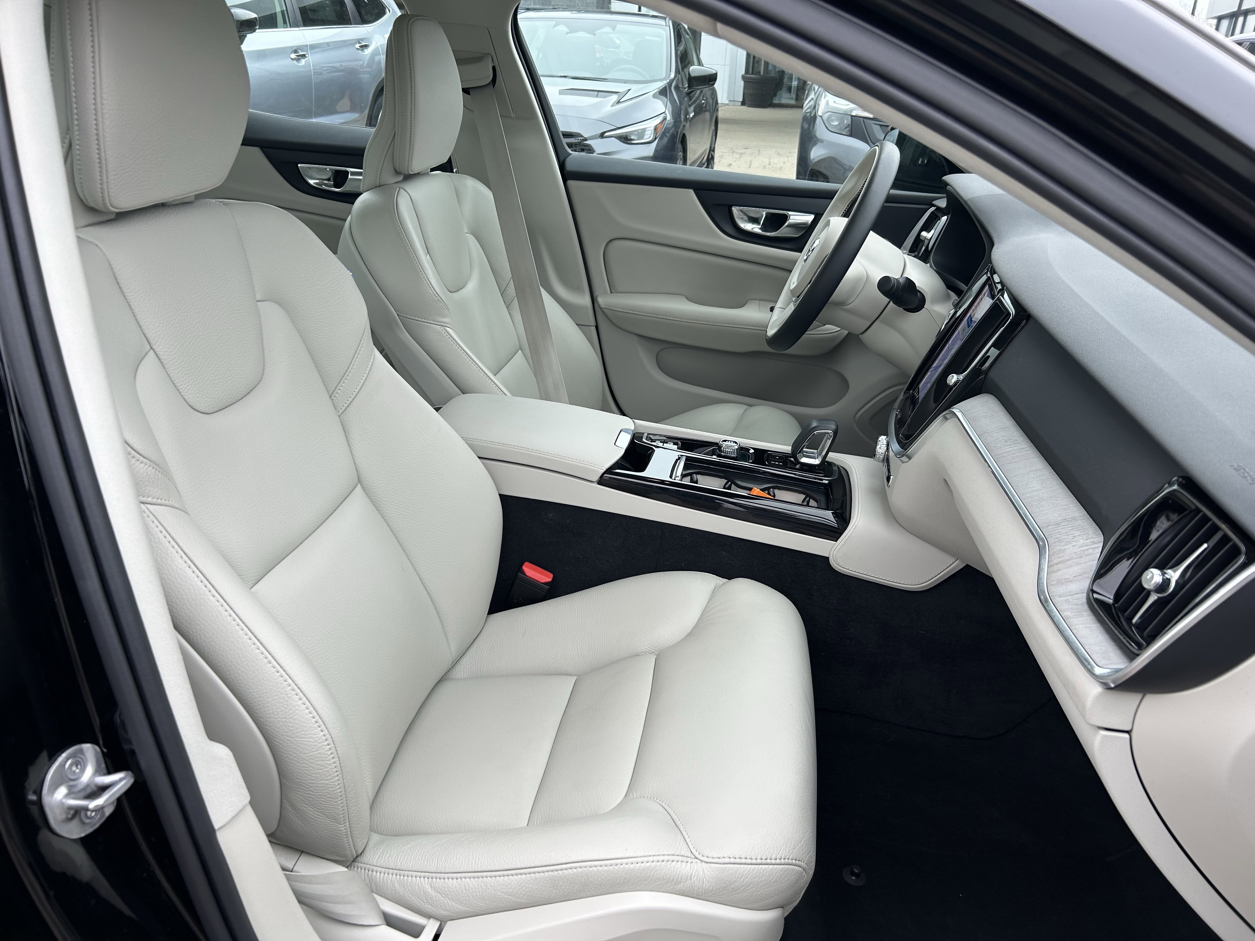 Used 2023 Volvo S60 T8 Plus image 27