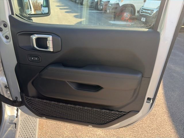 Used 2022 Jeep Wrangler Unlimited Sahara AWD/4WD image 14