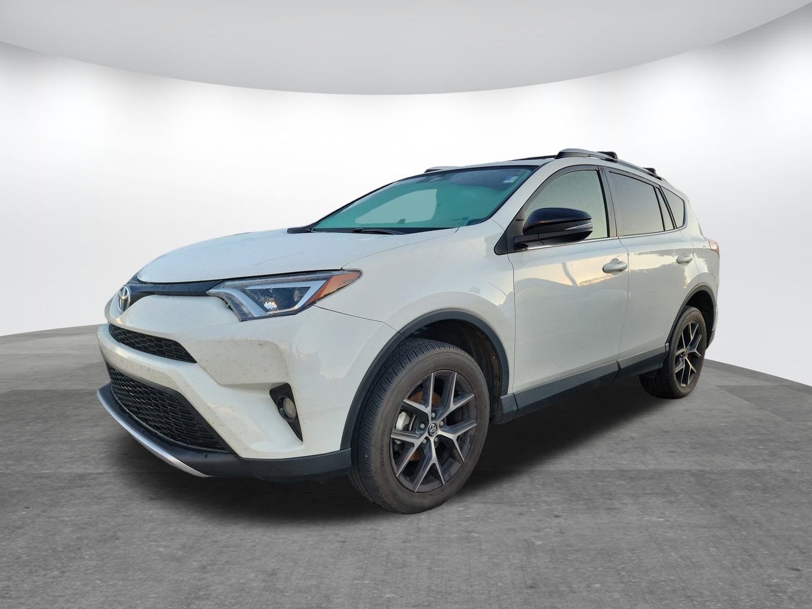 Used 2016 Toyota RAV4 SE image 3