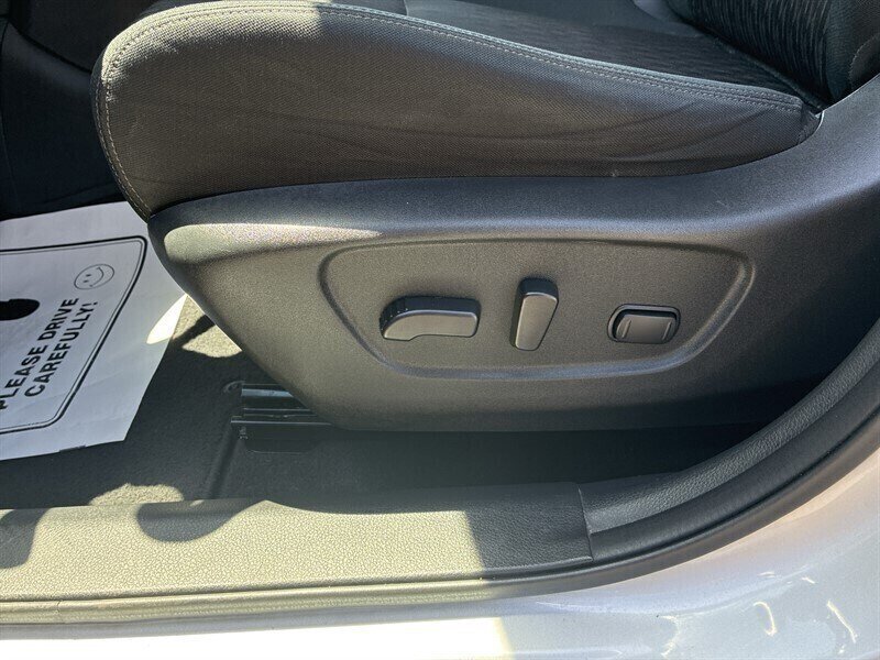 Used 2018 Nissan Rogue SV AWD/4WD image 12