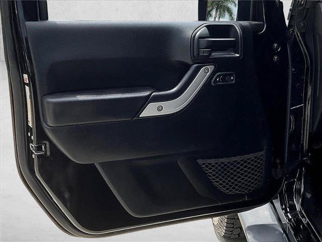 Used 2018 Jeep Wrangler Sahara w/ Connectivity Group AWD/4WD image 17