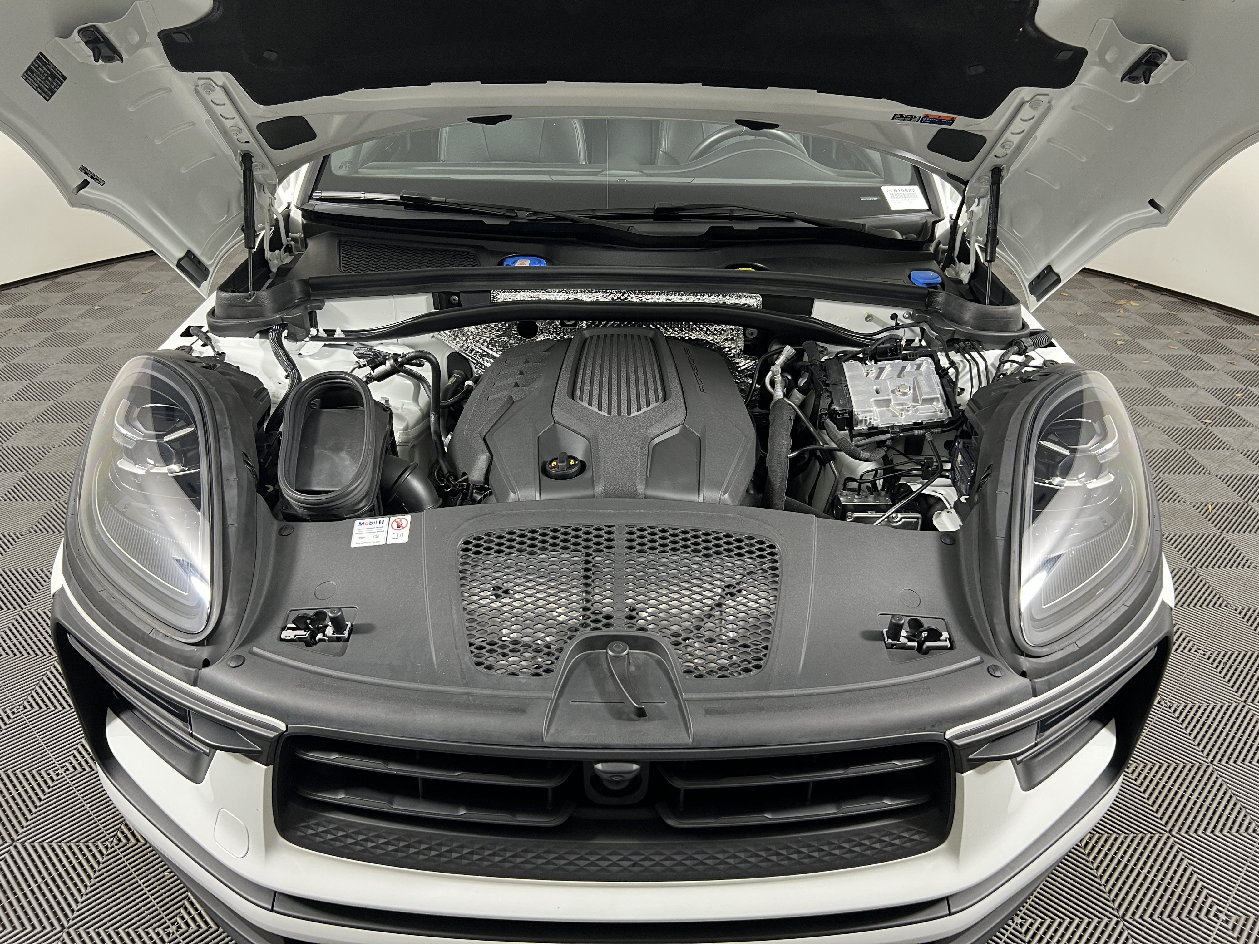 Certified 2024 Porsche Macan AWD/4WD image 22