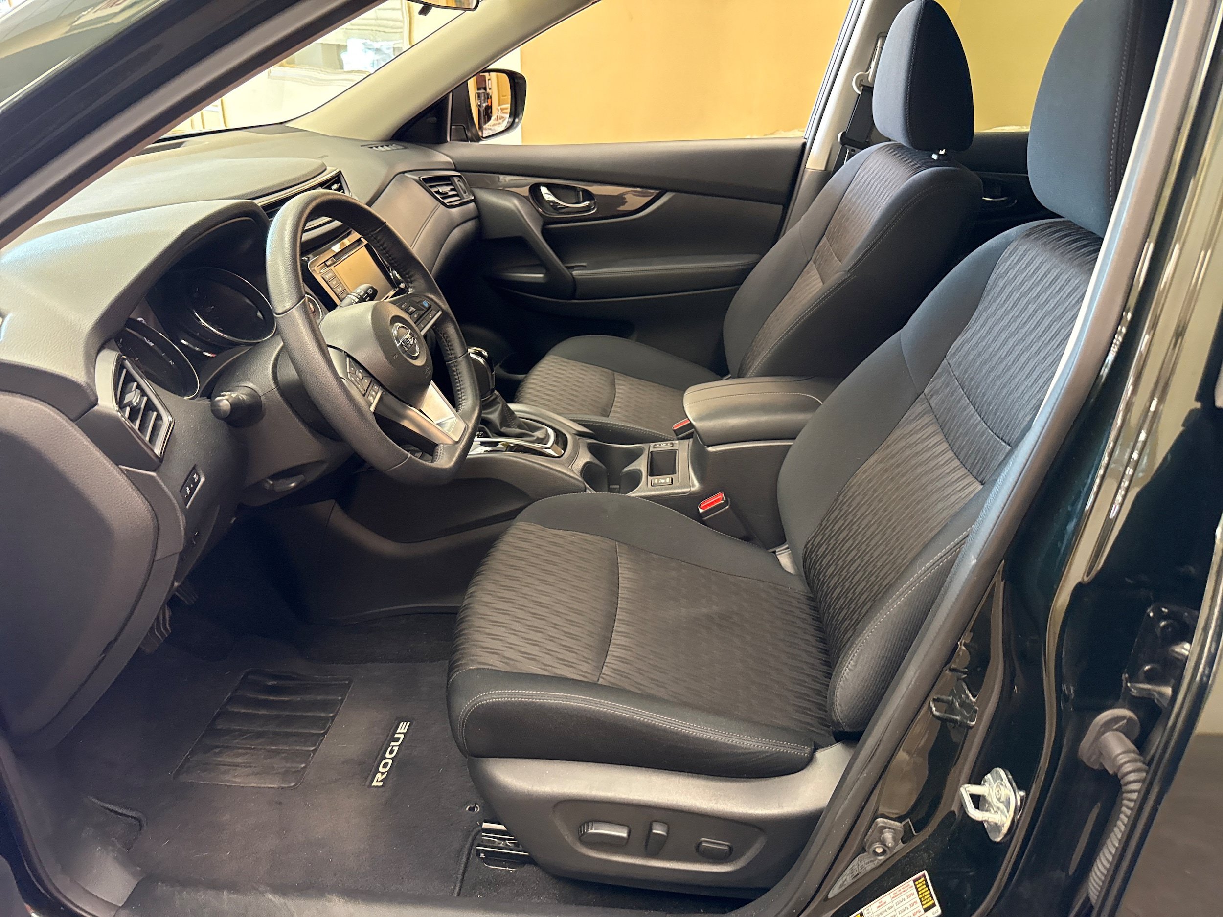 Used 2019 Nissan Rogue SV w/ Premium Package AWD/4WD image 5