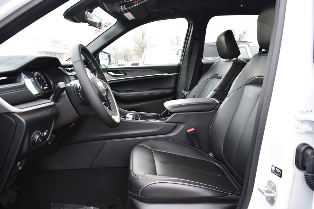 New 2025 Jeep Grand Cherokee Limited w/ Black Appearance Package AWD/4WD image 10