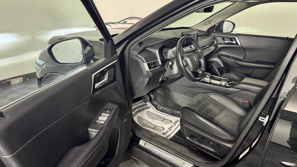 Used 2025 Mitsubishi Outlander SE FWD image 11