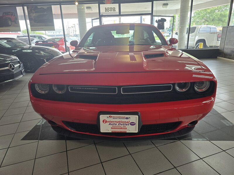 Used 2015 Dodge Challenger SXT RWD image 2